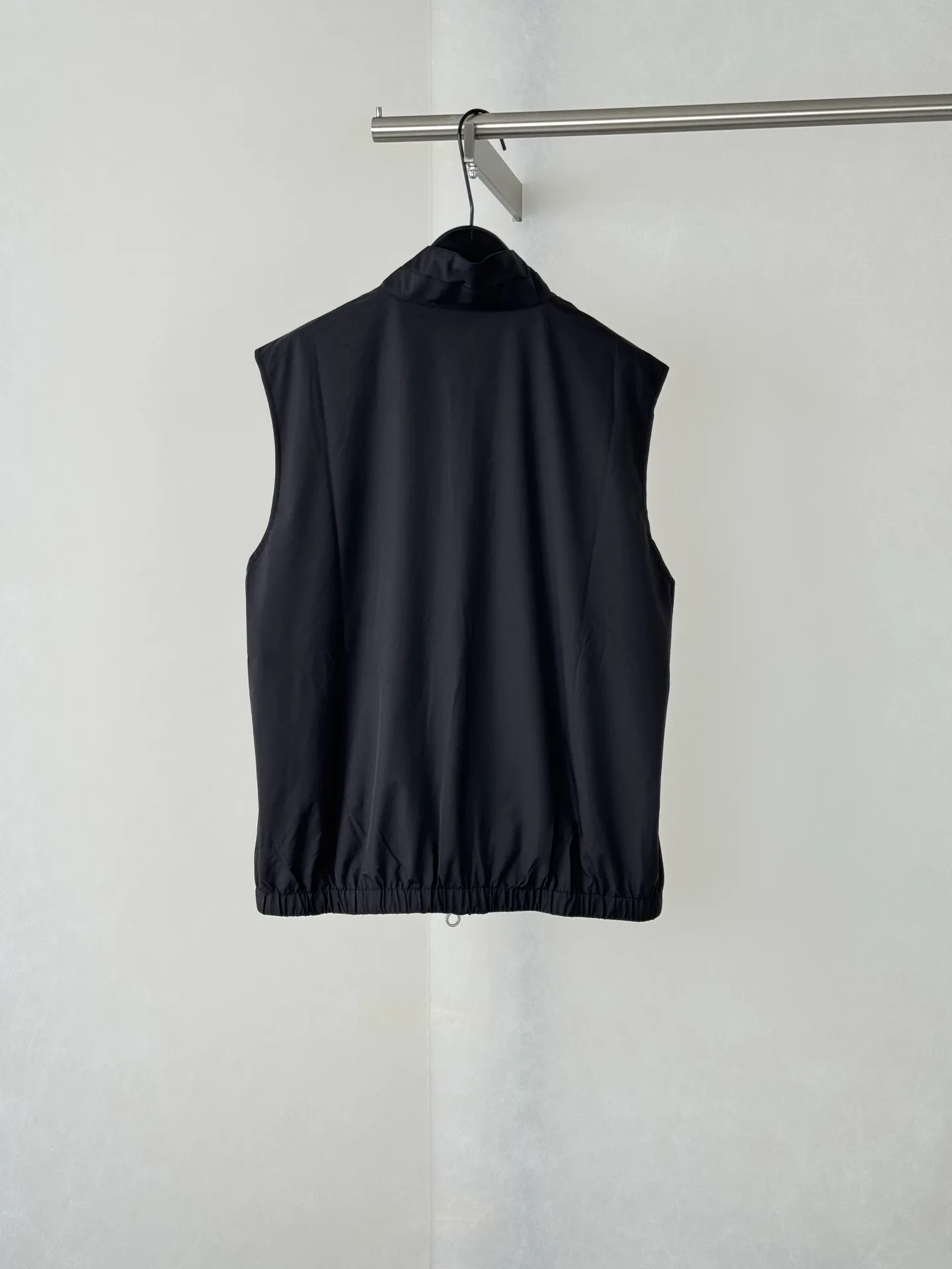 Loro Pian old money style LP double-sided stand-up collar zipper vest jacket. The A side is customized with high-density windproof functional nylon fabric. The drape is completely synchronized with the original version. The B side is made of ultra-fine wool knitted fabric, which has been individually color-fixed and will not turn white after repeated wear. The two-way double-headed metal zipper is molded separately. The size of the slider, metal matte coating, and tooth pattern spacing are strictly reproduced from the original version. Size: 46/48/50/52